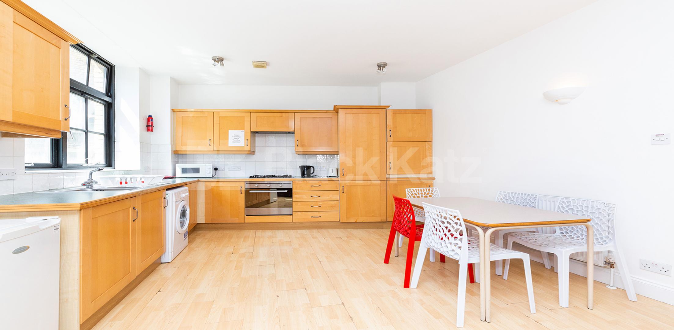 			WAREHOUSE CONVERSION, 2 Bedroom, 1 bath, 1 reception Apartment			 Crawford Passage EC1R, FARRINGDON / HOLBORN